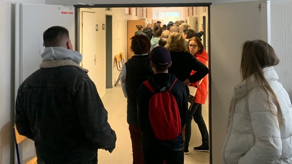 Na vlastnej koži: Odvoliť si na niektorých miestach Petržalky treba zaslúžiť. Čaká sa aj vyše hodiny