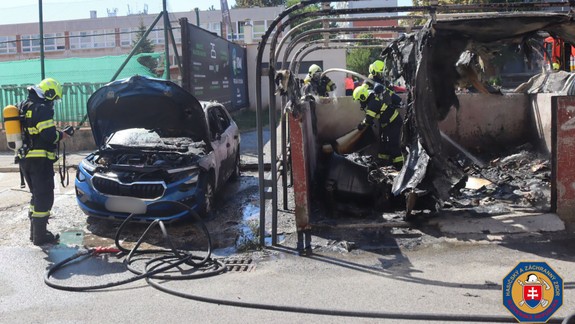 Na Zadunajskej horelo kontajnerové stojisko, požiar úplne zničil vedľa stojace auto