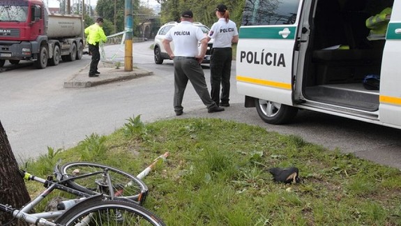 Vážne zraneného cyklistu našli na Peknej ceste - skončil v nemocnici