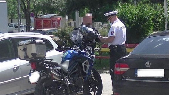 Mestská polícia pripomína, že parkovanie motoriek v pešej zóne je zakázané