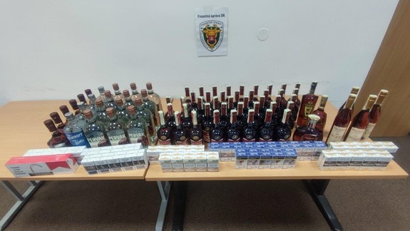 Colníci zaistili na diaľničom odpočívadle množstvo cigariet a tvrdého alkoholu