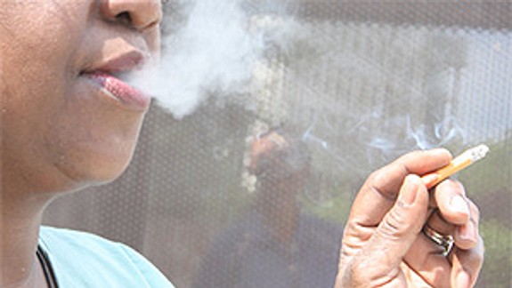 Staré Mesto zakázalo fajčiť v záhradách a pred školami