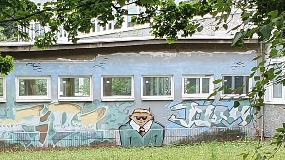 FOTO: Jednu zo stien na ZŠ Beňovského zdobí kresba chlapíka nápadne podobného Ficovi...