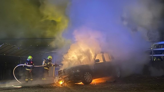 Nočný požiar na Starých Gruntoch: Auto zachvátili plamene, zasahovali hasiči