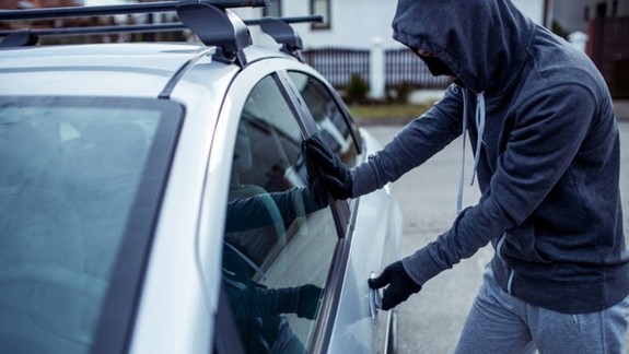 Stačilo desať minút: Zo zaparkovaného auta na Košickej zmizla peňaženka s obsahom v hodnote 3-tisíc eur