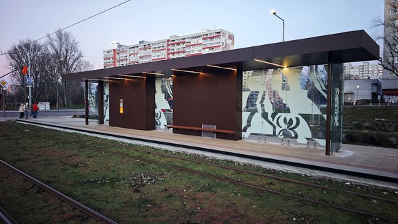 Viete, čo zobrazujú jednotlivé maľby na nových zastávkach električky v Petržalke?