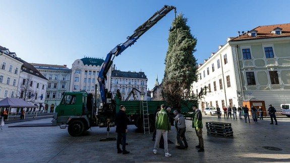Na Hlavnom námestí už postavili vianočný stromček, začínajú sa prípravy na trhy
