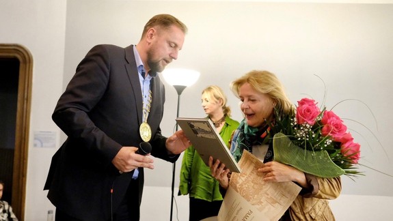 FOTO: Magda Vášáryová dostala pri príležitosti svojho jubilea pamätný list starostu Starého Mesta