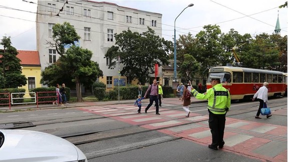 VIDEO: Policajti dozerajú na bezpečnosť detí pri viacerých školách