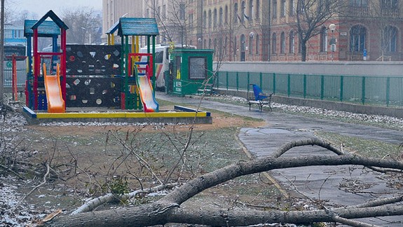 Upratať ihrisko na Fajnorovom nábreží nemá kto už tri mesiace