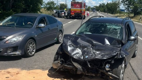 Medzi Kráľovou pri Senci a Sládkovičovom sa zrazili dve autá, jedno skončilo v priekope