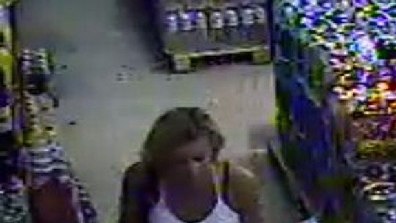 Pátrajú po žene, ktorá si vzala obal s 1200 eurami