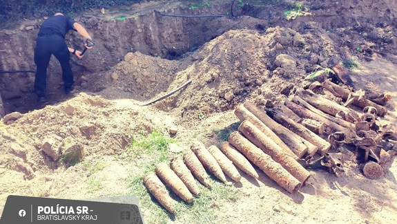 Okolité budovy museli evakuovať: Pri výkopových prácach v Starom Meste našli delostreleckú muníciu