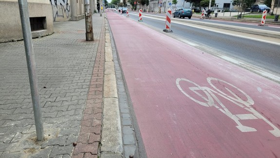 Z cyklotrasy na Vajanského nábreží už odstránili nebezpečné betónové obrubníky