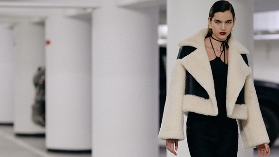 Čo by mala módna žena nosiť túto zimu, aby vyzerala trendy?