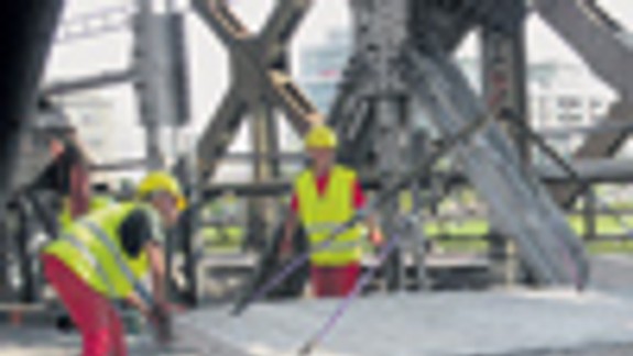 Starý most odľahčili, začína sa boj o stromy