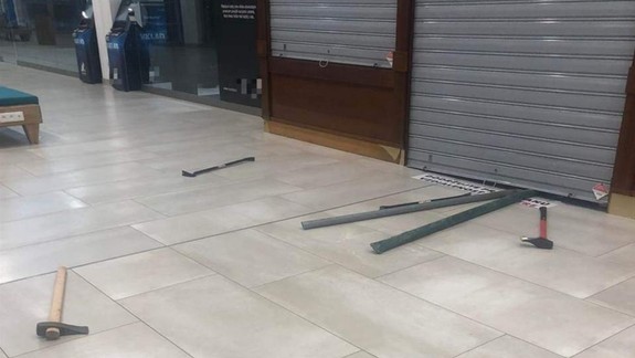 FOTO a VIDEO: V obchodnom centre počas noci úradovali vlamači a pri ňom horeli autá!