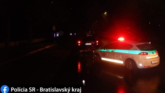 Opitý vodič: Jazdil v protismerne, narazil rovno do policajného auta