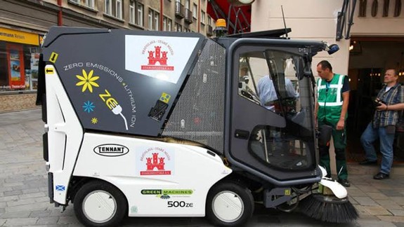 V staromestskej pešej zóne jazdí ekologický čistiaci stroj