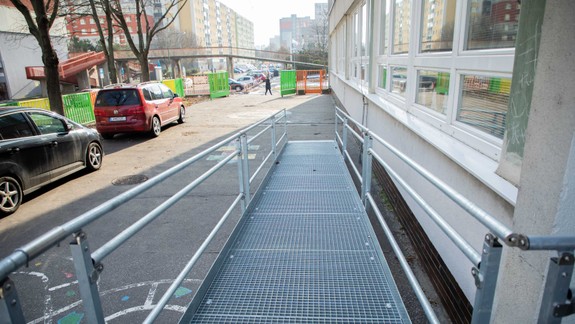 V Petržalke miznú obrubníky a pribúdajú rampy i výťahy, plaváreň s novinkou pre hendikepovaných otvoria v sobotu