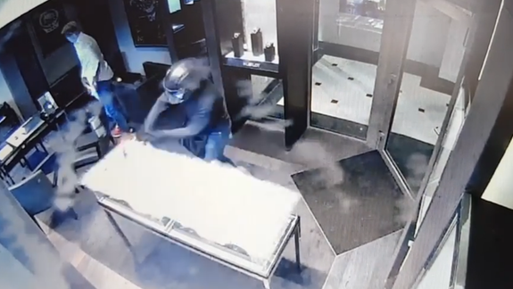 VIDEO Megalúpež a pátranie! Polícia pátra po dvojici, ktorá ukradla hodinky z butiku v centre mesta za 350 000 eur