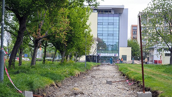 Stavebník nemá povolenie, ale začal stavať bytovku