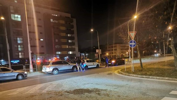 Kukláči na Ružinovskej zadržali muža, pravdepodobne drogového dílera