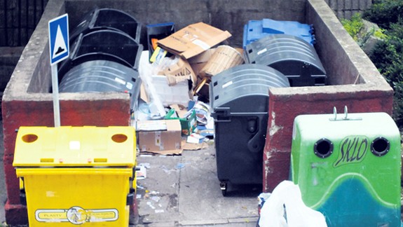 Pri kontajneroch na Blagoevovej majú neporiadok, robia ho cudzí