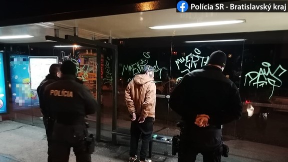 FOTO a VIDEO: Policajti chytili pri čine frajera, ktorý fixkou pokreslil zastávku MHD