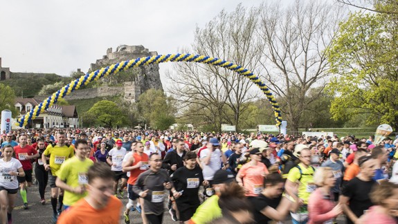 VIDEO a FOTO: Neuveriteľná masa. Pozrite si, aké davy sa zúčastnili behu Devín - Bratislava