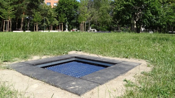 Na detských ihriskách  v Karlovej Vsi deti potešia nové zapustené trampolíny