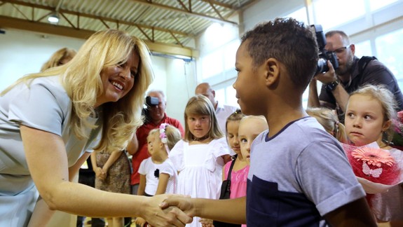 FOTO: Do školy dnes vyprevádzali svoje ratolesti viaceré známe tváre - máte aj vy doma prváčku či prváčika?