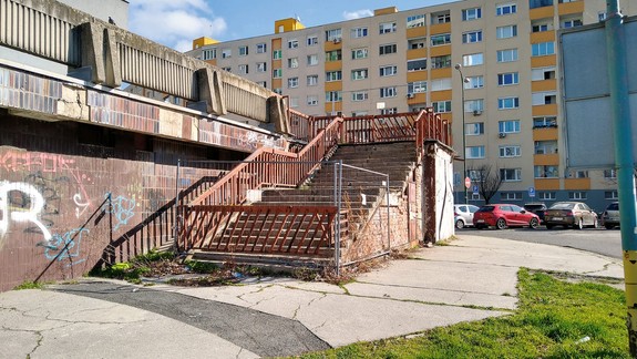 Nové schodisko pri terase na Jasovskej nateraz nebude. Poznáme dôvod