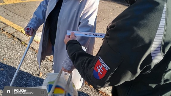 Budete kráčať po ceste? Nezabúdajte na reflexné prvky, apeluje polícia