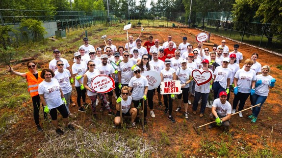 Po celom Slovensku dnes pomáhajú stovky dobrovoľníckych tímov:  Stretnete ich na sídliskách, v Devíne aj na Kamzíku
