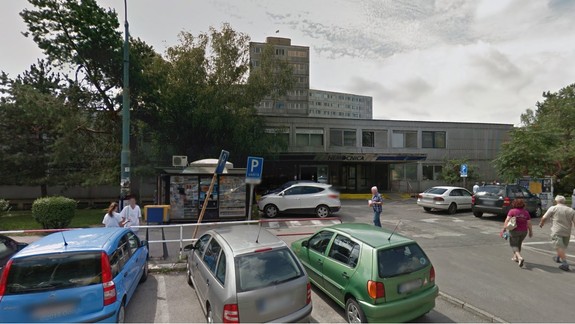 FOTO: Pri vchode do polikliniky na Kramároch vznikol aj napriek zákazu fajčiť obrovský cigaretový „cintorín“!