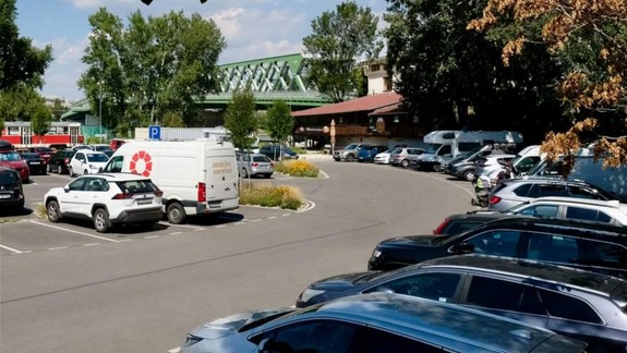 Parkovisko na Tyršovom nábreží spoplatnili, takto bude po novom fungovať