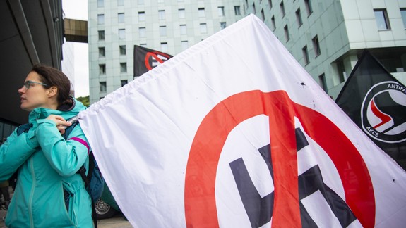 Na Dvořákovom nábreží protestovali proti krajnej európskej pravici