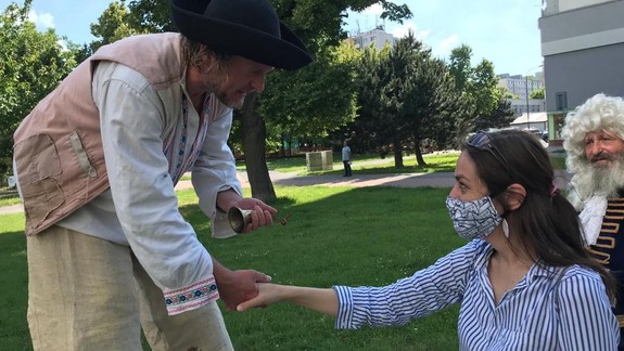 VIDEO a FOTO Umelci v uliciach: V Dúbravke zabudli vzácny zvon. Ako to nakoniec dopadlo?