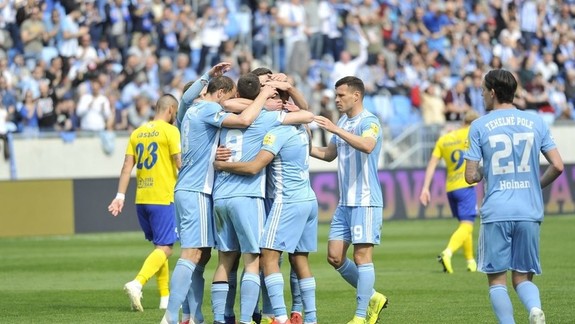 Futbalisti Slovana zdolali pred vyše 8-tisícovou návštevou Michalovce 4:1 a priblížili sa k titulu