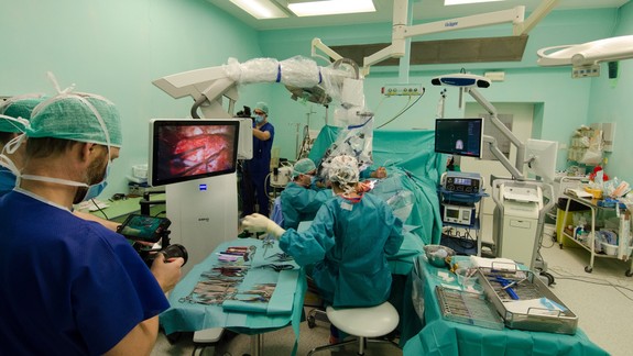 Lekári z ružinovskej nemocnice operujú trojklanný nerv unikátnou metódou