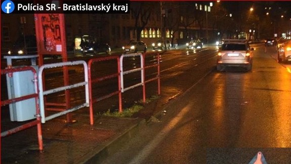 Chodkyňa si chcela skrátiť cestu - na Krížnej vrazila do auta a skončila v nemocnici