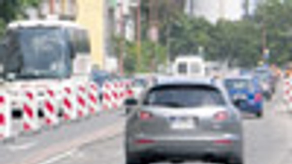 Zúženie sa odsúva, kolaps dopravy hrozí naďalej