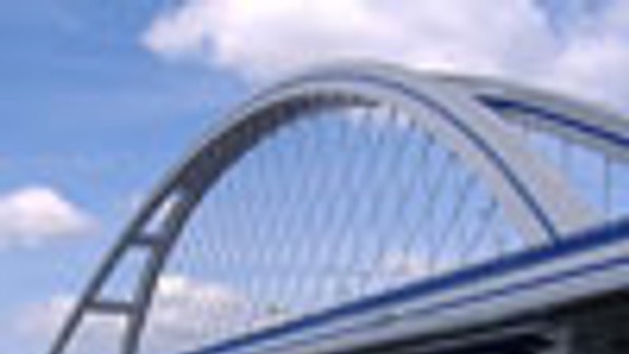 Pod mostom parkujú autá všade, kde sa dá