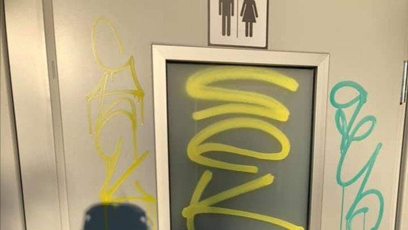 OTRASNÉ: Toaletu vo vrakunskom lesoparku znova poškodili vandali