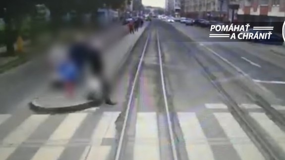 VIDEO zo zrážky chodca s električkou: Muž  svojim zraneniam podľahol