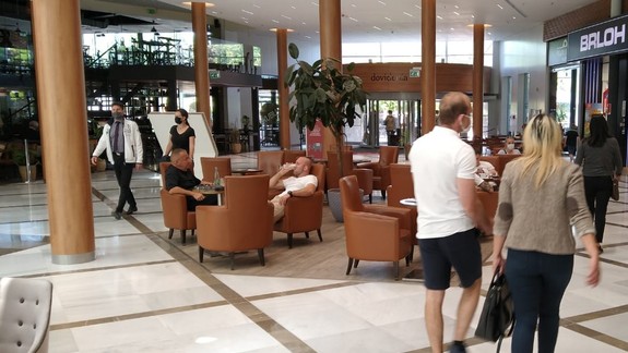 FOTO: Uvoľnené opatrenia v obchodných centrách spôsobujú absurdné aj vtipné situácie...