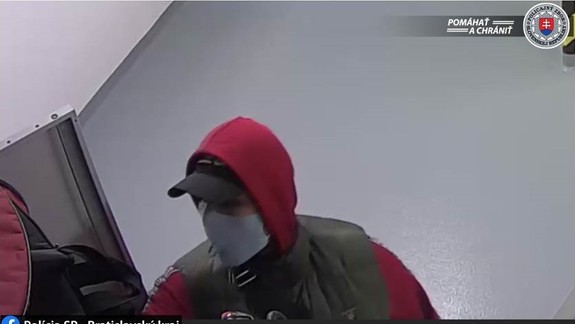 Nepodarená krádež bicyklov - polícia hľadá v súvislosti s ňou tohto podozrivého muža...