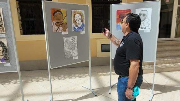 FOTO Deti nakreslili rómske osobnosti: Na nádvorí Univerzitnej knižnice otvorili výstavu Farebný svet - Coloriskeri luma