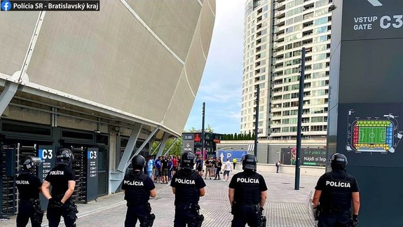 Slovenskí policajti budú pomáhať s dohliadaním na futbalovom zápase Slovana v Budapešti